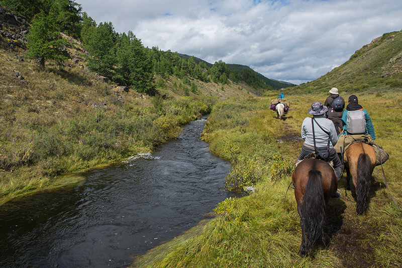 mongolia horse riding tours 